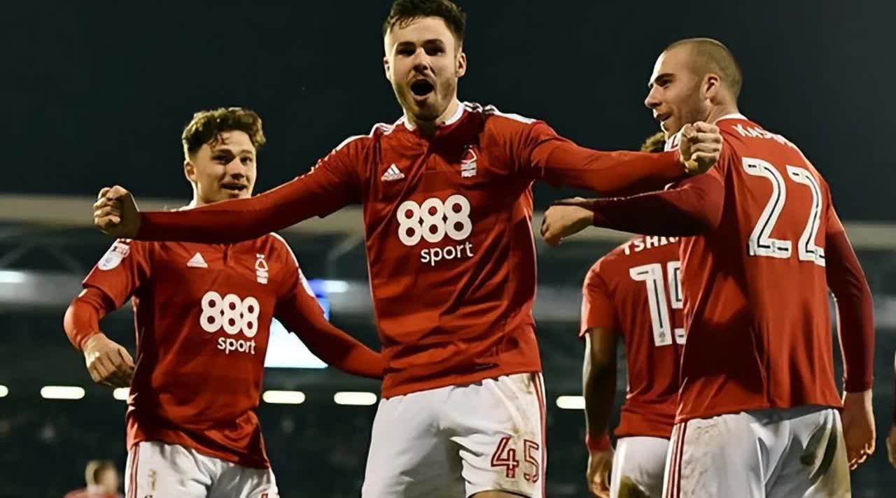 清晨突围战来临，阿贾克斯围绕欧冠复出首秀，更衣室稳定，身体对抗强度拉满的简单介绍